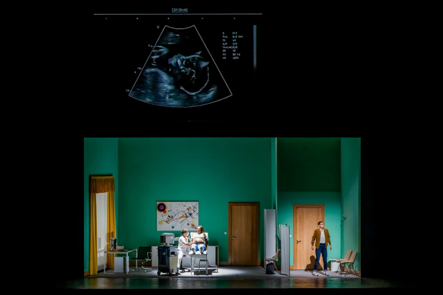 Cena da produção de Tobias Kratzer para 'Fausto', de Gounod [Divulgação/Ópera Nacional de Paris]