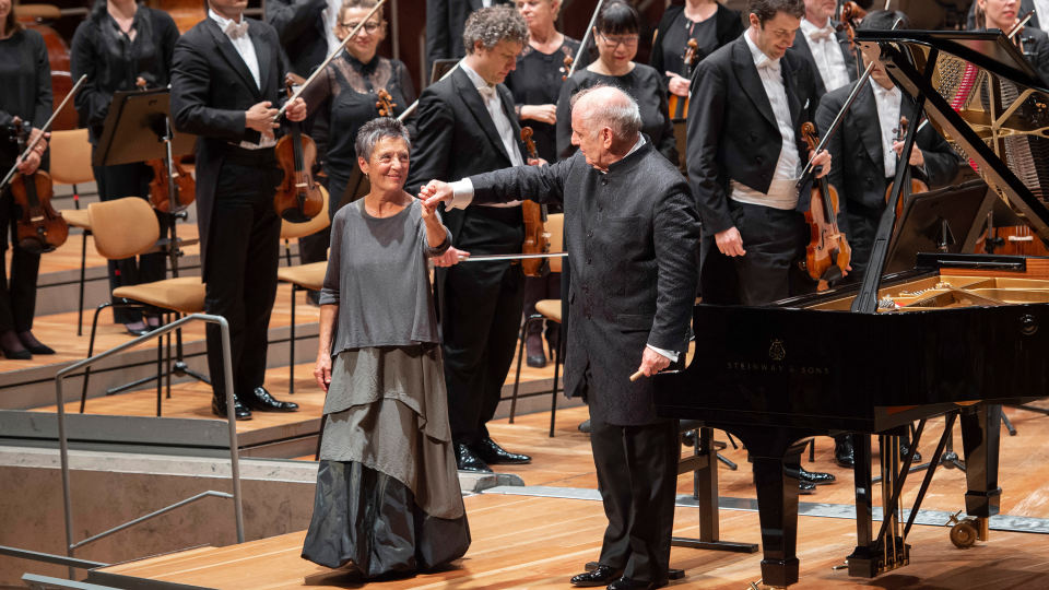 A pianista Maria João Pires e o maestro Daniel Barenboim em concerto em Berlim [Divulgação]