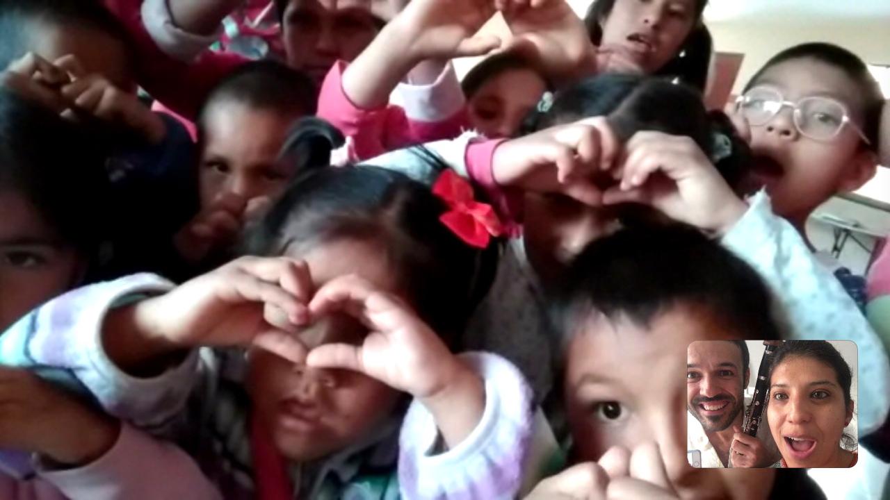 Chamada de vídeo para apresentação a crianças na Bolívia [Reprodução]