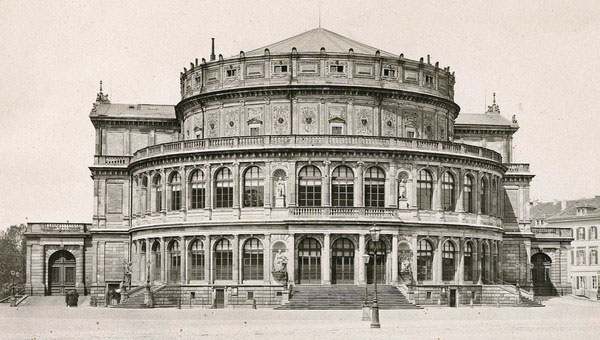 A primeira Semperoper, por volta de 1860 (reprodução, arquivo da Sächsische Staatstheater Dresden)