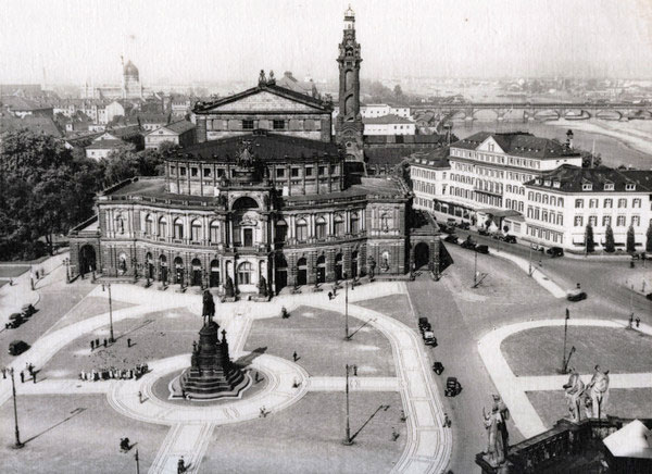 A segunda Semperoper, por volta de 1930 (reprodução, arquivo da Sächsischen Staatstheater Dresden)
