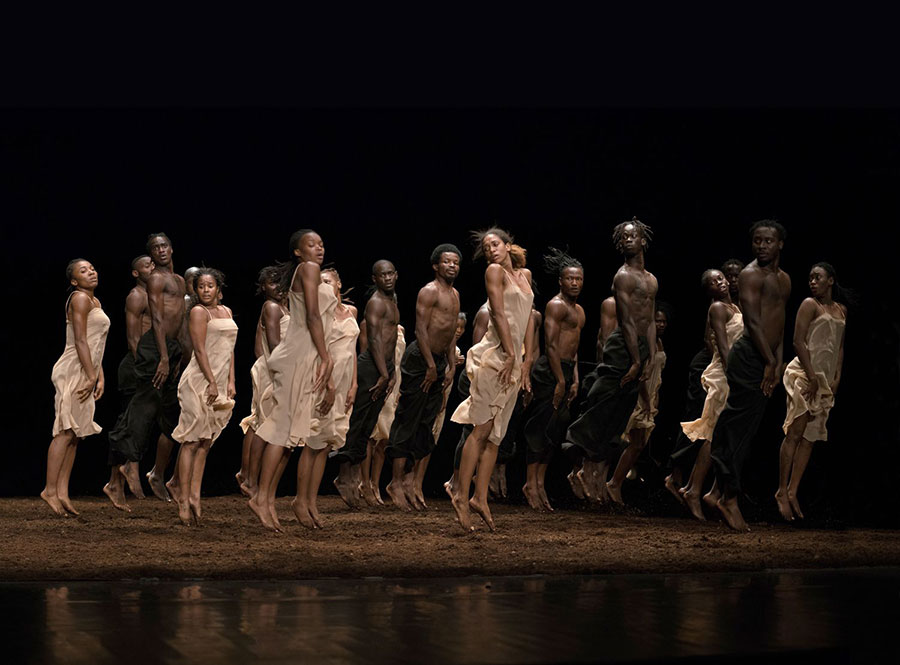  A Sagração de Pina Bausch, recriada com dançarinos de toda a África (divulgação, Pina Bausch Foundation, École des Sables – Sadler’s Wells)