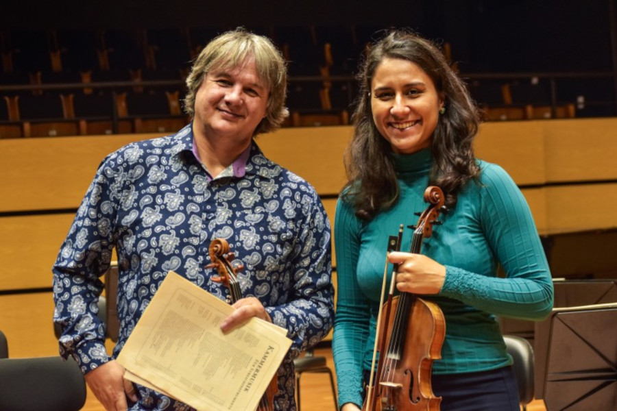 Os violinista Liviu Prunaru e Priscila Rato após ensaio na Casa da Ospa [Divulgação]