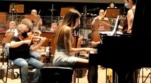 A pianista Juliana D’Agostini e a maestra Claudia Feres em ensaio com a Sinfônica de Campinas (reprodução Facebook)