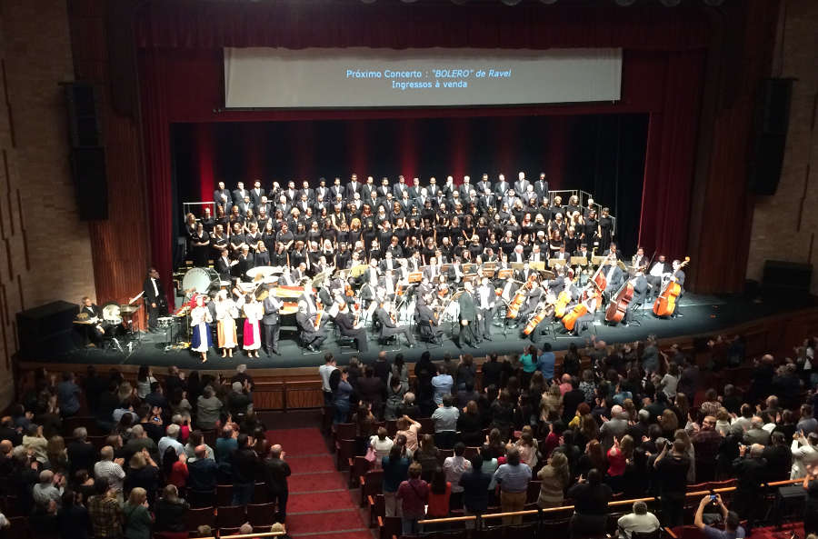 Público aplaude o Coral da Cidade de São Paulo e a Orquestra Acadêmica após a ‘Carmina Burana’ [Revista CONCERTO]