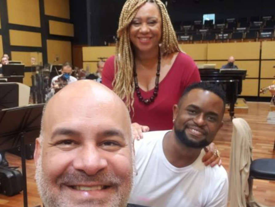 Edna D’Oliveira, Geilson Santos e Saulo Javan no palco da Casa da Ospa (reprodução facebook)