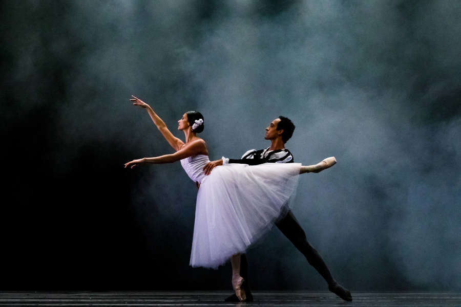 Thamiris Prata e Geivison Moreira em “Giselle – Ato II” (divulgação / Nanahd Luize)