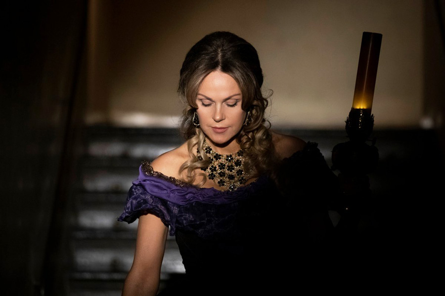 Kristine Opolais em cena de “Adriana Lecouvreur” [Divulgação]