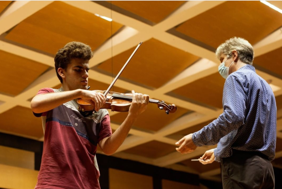 O violinista Guido Sant'anna durante ensaio na Casa da Ospa [Divulgação]
