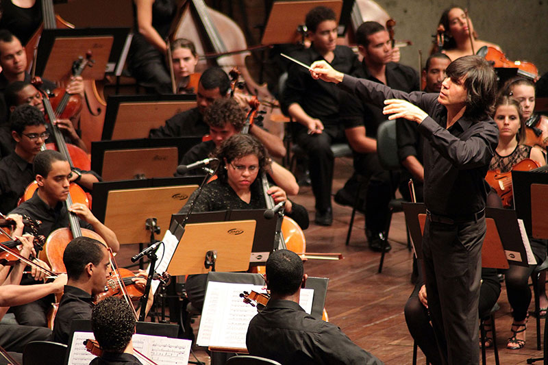 O maestro Ricardo Castro com a Orquestra Juvenil da Bahia [Divulgação / Tatiana Golsman]