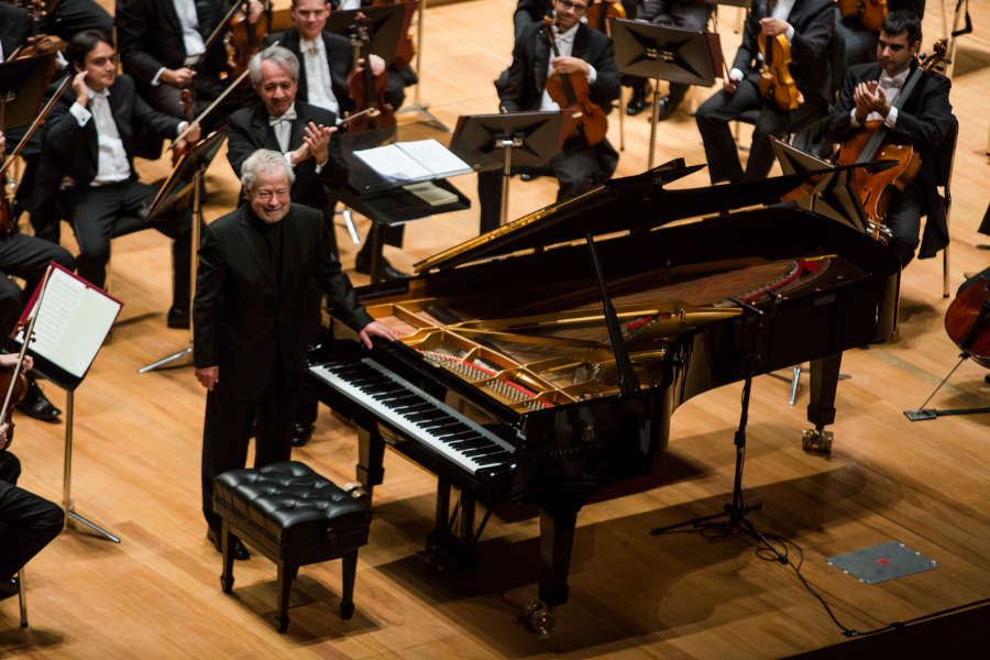 Nelson Freire com a Filarmônica de Minas Gerais em concerto comemorativo pelos seus 75 anos [Divulgação/Rafael Motta]