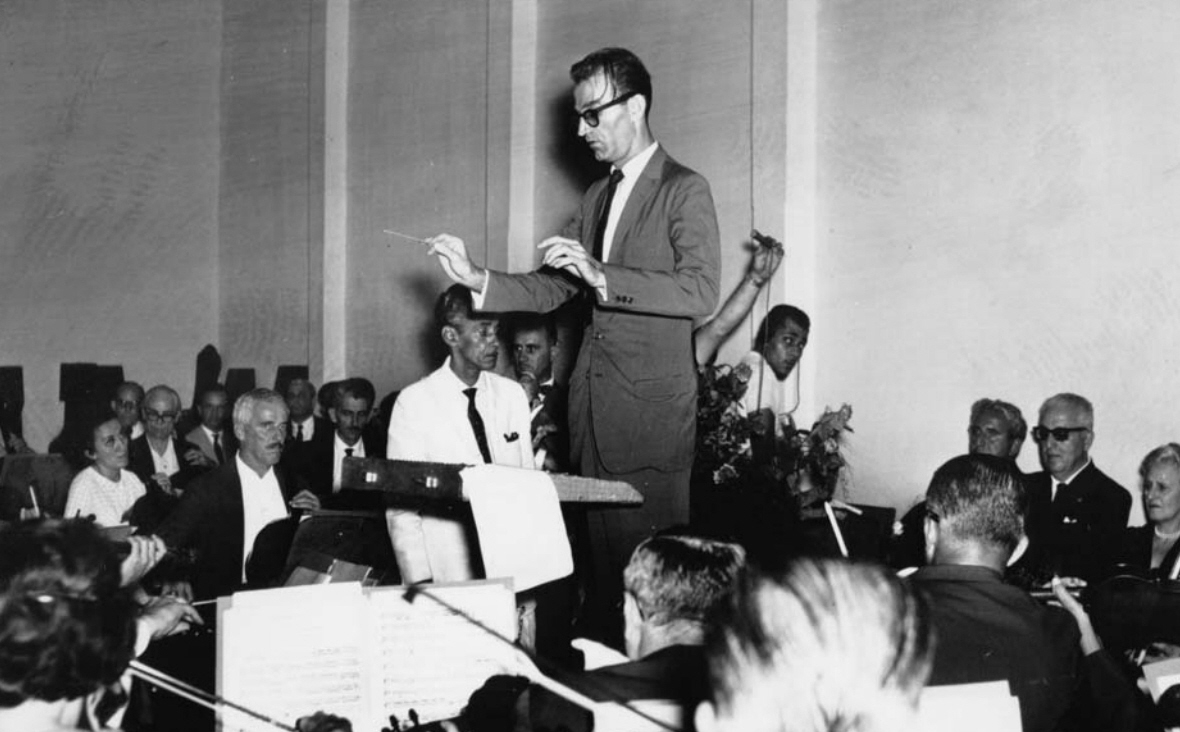 Edino Krieger rege a OSN em concerto nos anos 1960 [Reprodução]