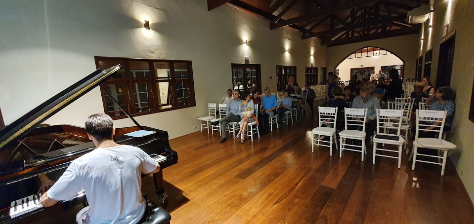 O pianista Cristian Budu ensaia antes do recital em Campinas, já com o público na sala [Revista CONCERTO/Jorge Coli]