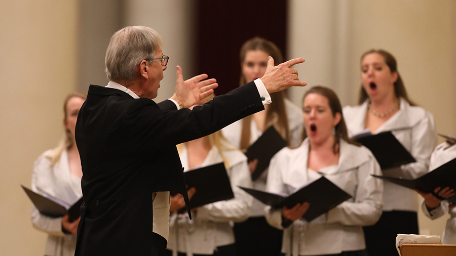 John Eliot Gardiner com o Monteverdi Choir em concerto da turnê que chega esta semana ao Brasil [Divulgação]