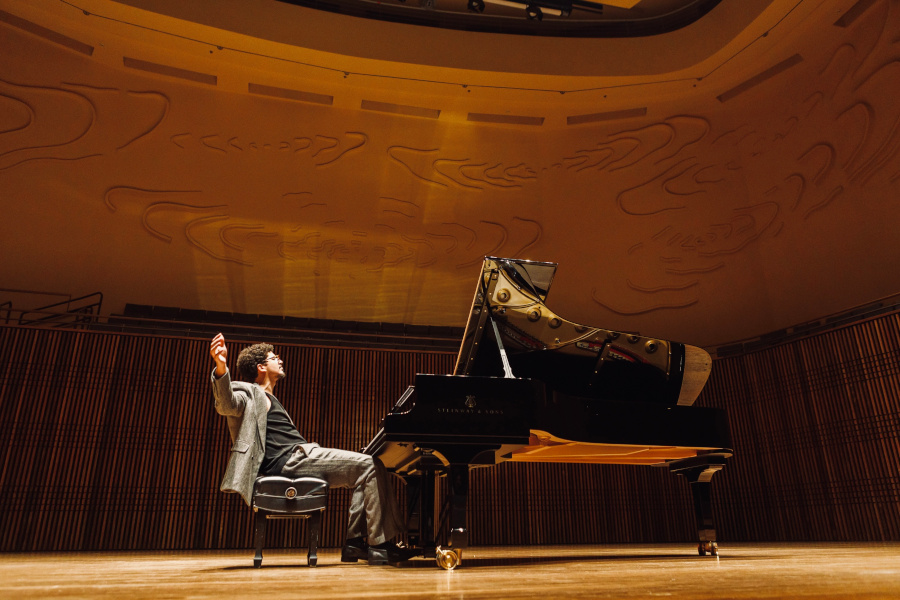 O pianista Jordan Alexander no palco do Teatro Cultura Artística [Divulgação/Ricardo Reis]
