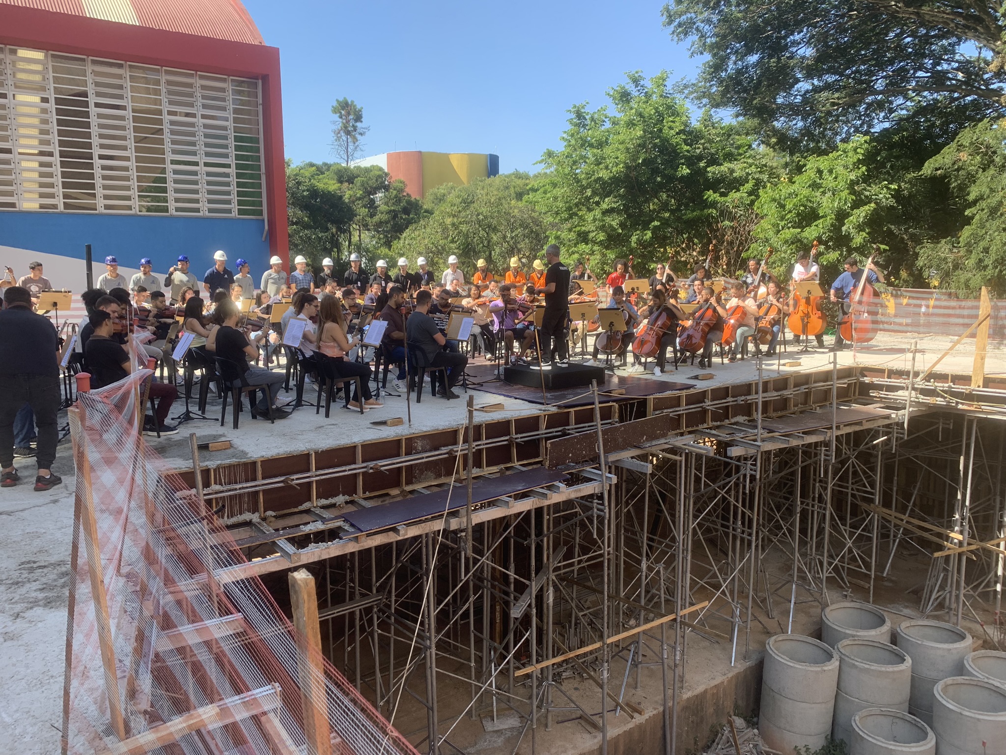 Sinfônica Heliópolis toca sobre laje do palco do novo Teatro Baccarelli (Revista CONCERTO, maio 2024)