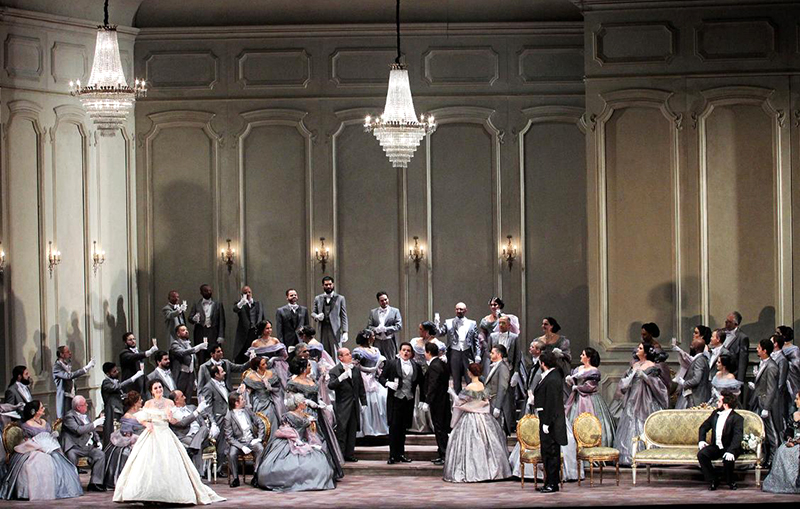 Cena de ‘La traviata’, de Verdi, no Palácio das Artes de Belo Horizonte [Divulgação]