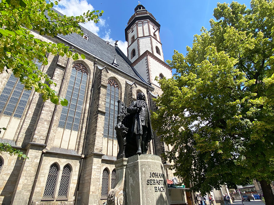 Estátua de Bach em frente à igreja Thomaskirche, em Leipzig (Revista CONCERTO)