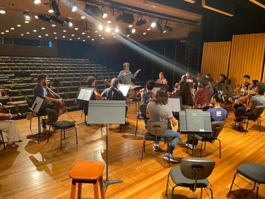 O maestro Leandro Oliveira durante ensaio com músicos da Orquestra Inhotim [Divulgação]