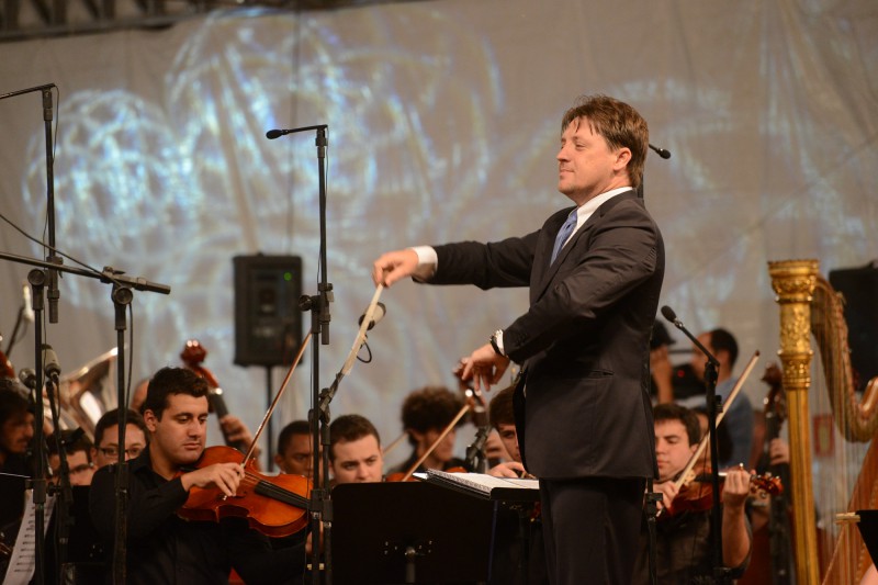 O maestro Evandro Matté durante concerto em Pelotas [Divulgação]