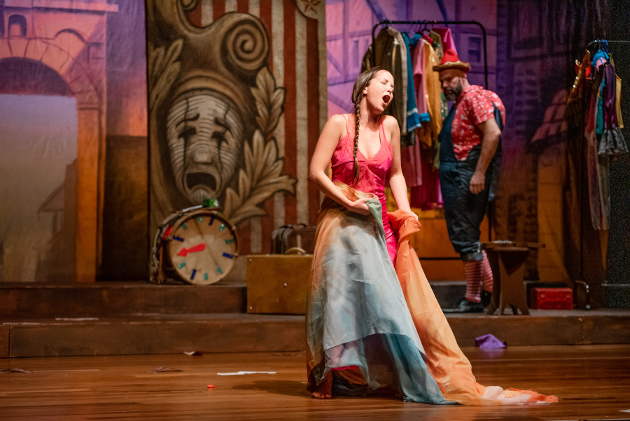 Thayanna Roverso e Rodolfo Giuliani (ao fundo) em 'I Pagliacci' [Divulgação/Rodrigo Atique]