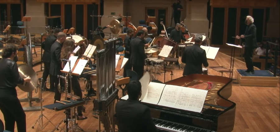 Percussionistas da Osesp e Ricardo Bologna durante a interpretação de ‘Ionisation’ [Reprodução/YouTube]Tube)