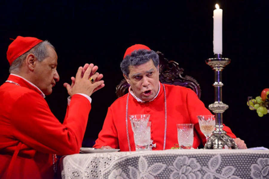 Carlos Eduardo Marcos (à direita) em cena na ópera 'A ceia dos cardeais', encenada no Festival do Theatro da Paz, em Belém [Divulgação]