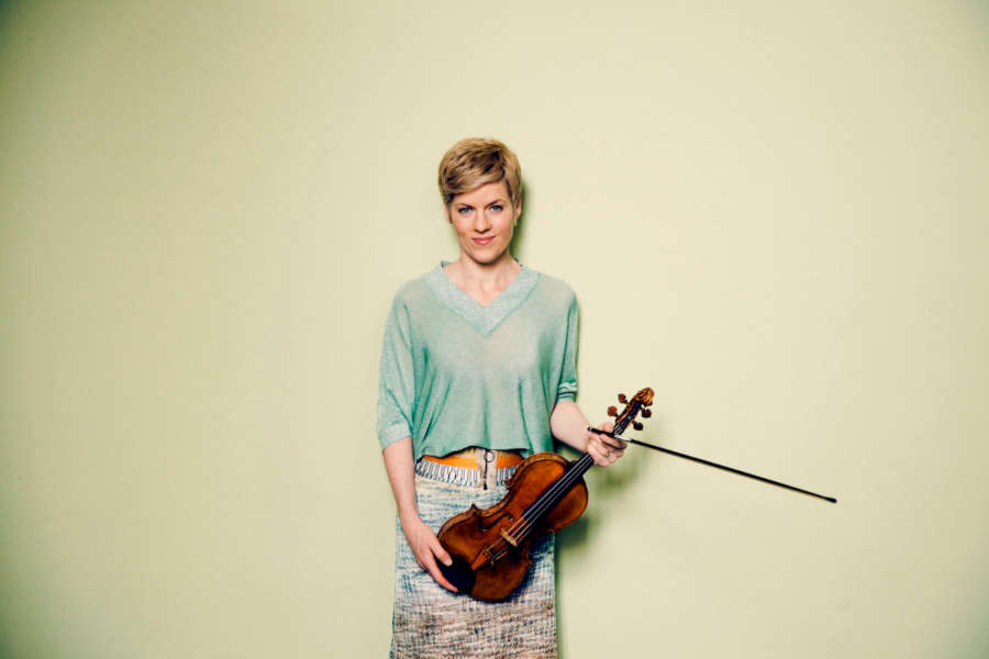 A violinista Isabelle Faust toca com a Osesp na Sala São Paulo [Divulgação/Felix Broede]