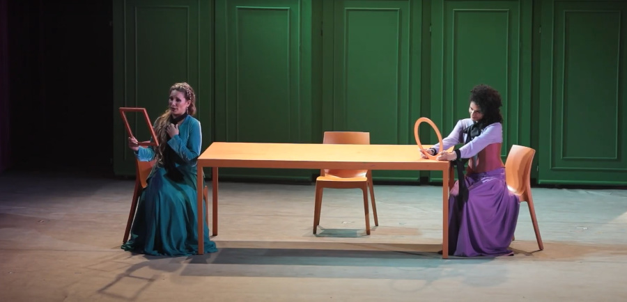 Laura Pisani e Josy Santos em cena de 'Così fan tutte', de Mozart [Reprodução]