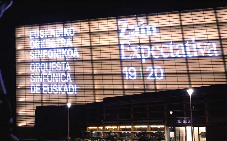 Fachada da Sala Kursaal anuncia o concerto secreto da Orquestra Nacional do País Basco [Divulgação]