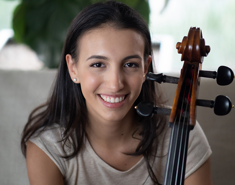 A violoncelista Marina Martins [Divulgação/Marco Costa]