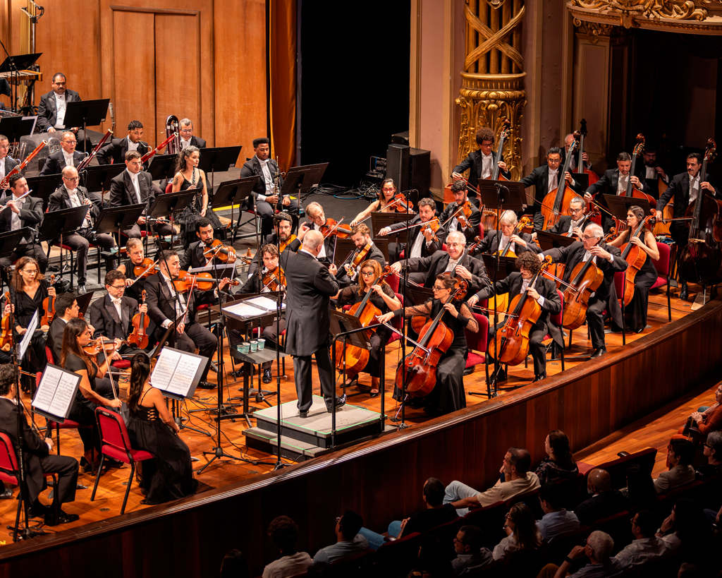 O maestro Claudio Cruz durante concerto com a OSB no Rio de Janeiro [Divulgação]
