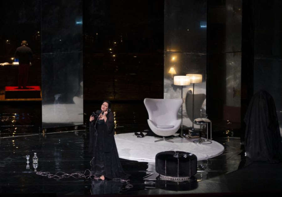 Rosana Lamosa em cena de 'A voz humana', no Theatro Municipal de São Paulo [Divulgação/Stig Lavor]