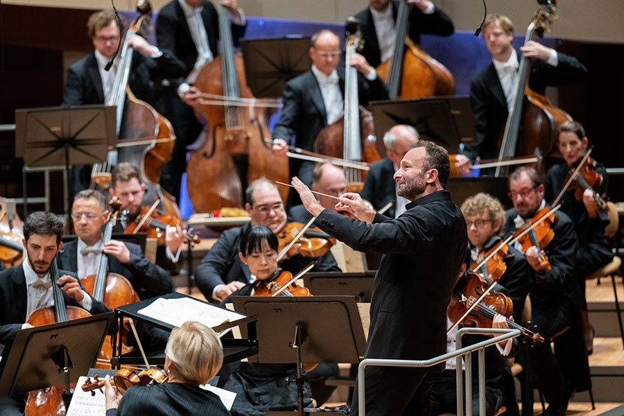 Kiril Petrenko rege Filarmônica de Berlim em concerto na Philharmonie (divulgação DCH, Monika Rittershaus)