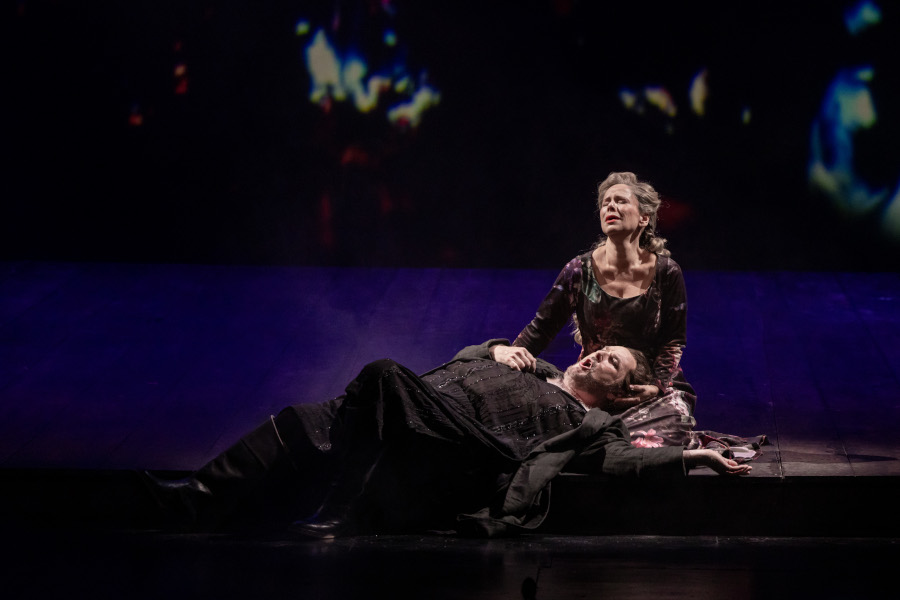 A soprano Annemarie Kremer e o tenor Simon O'Neill em cena de 'Tristão e Isolda' [Divulgação/Rafael Salvador]