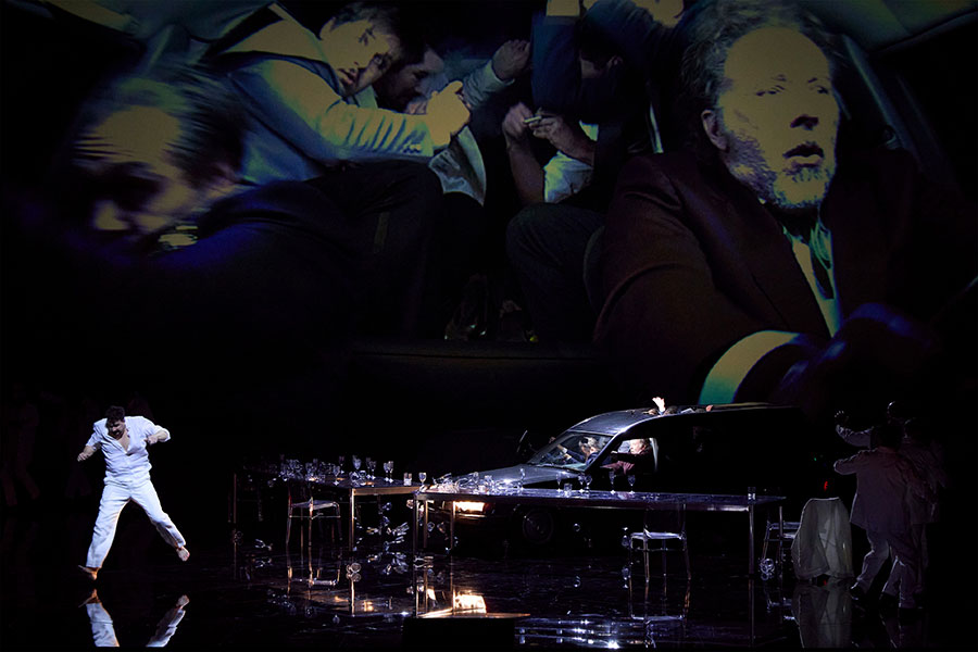 O carro conduzido por Wolfram invade o palco (divulgação, Erwin Prammer)