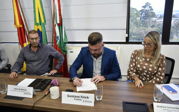 Prefeito Gustavo Finck de Nova Hamburgo assina decreto de calamidade financeira (divulgação, PMNH, Débora Ertel)