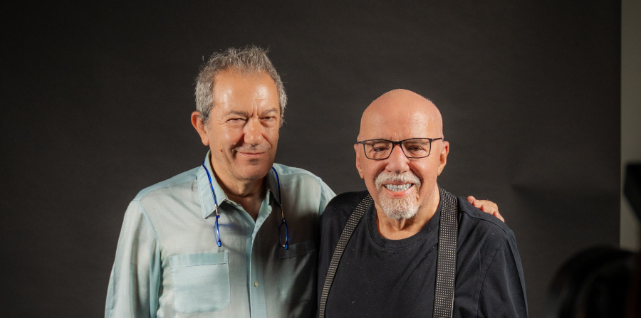 O maestro Aldo Brizzi e o escritor Paulo Coelho, autor do libreto [Divulgação/No Name Agency]