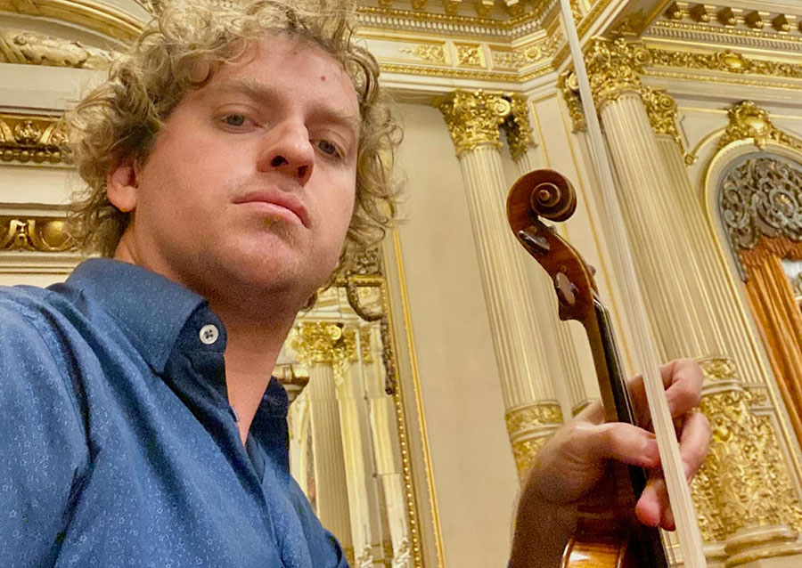 O violinista Alejandro Aldana no Salão Dourado do Teatro Colón (reprodução Facebook)