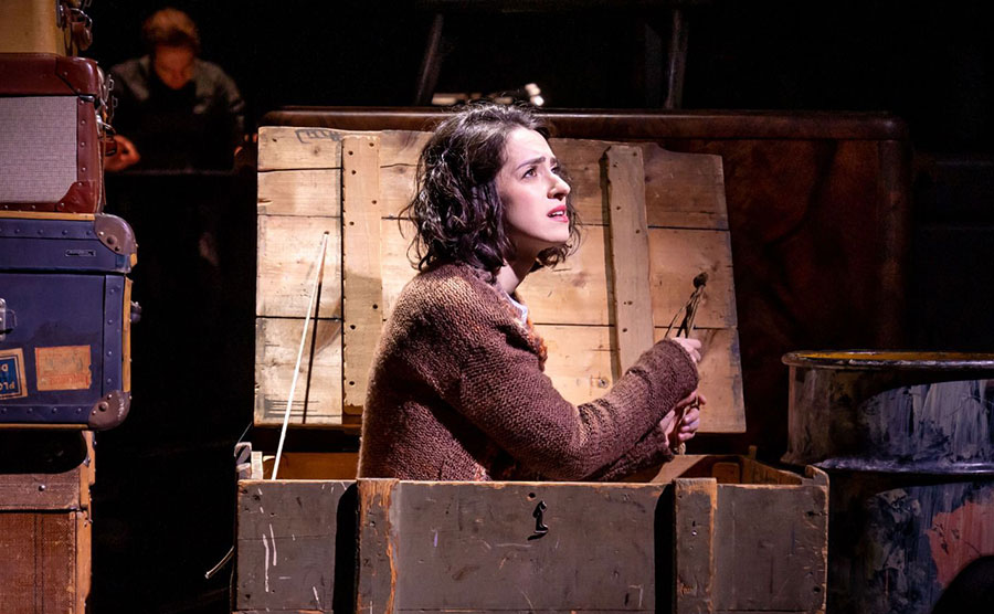 Anna Beatriz Gomes em O diário de Anne Frank (divulgação, Konstantin Nazlamov)