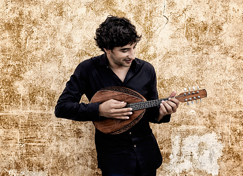 O bandolinista Avi Avital [Divulgação/Harald Hoffmann]