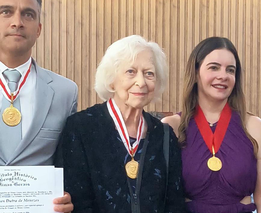 Berenice Menegale recebe a medalha ao lado de outros condecorados (divulgação)