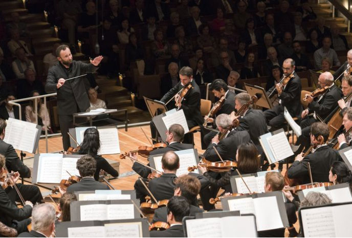 Kirill Petrenko rege a Filarmônica de Berlim [Divulgação/Monika Rittershaus]