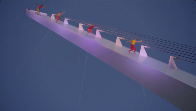 Bird Strike (2014), performance do coletivo Bandaloop na Sundial Bridge, Redding – Califórnia, obra do arquiteto espanhol Santiago Calatrava concluída em 2004. 