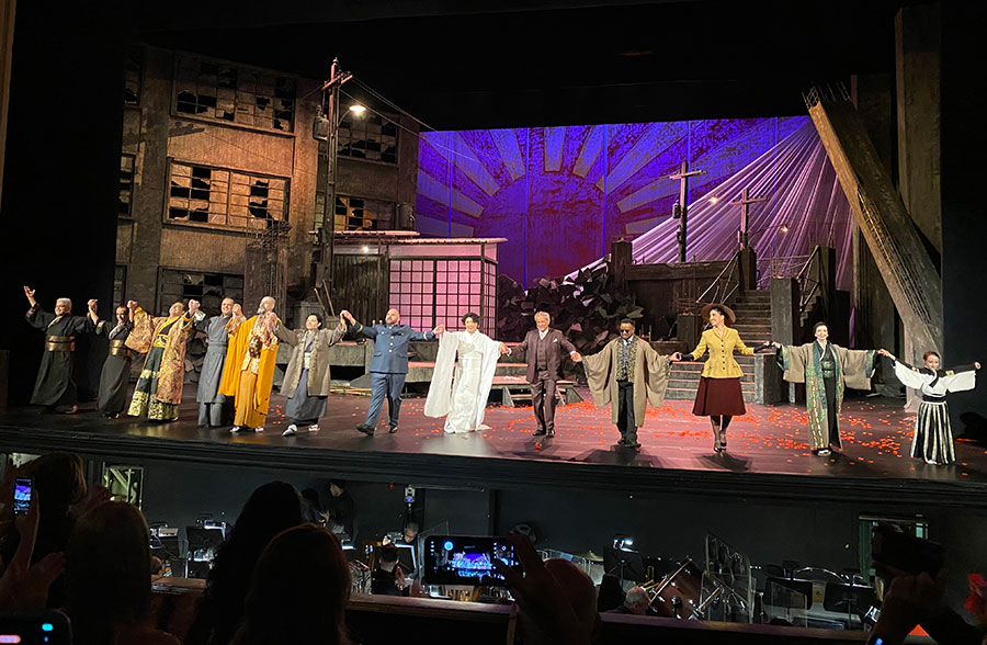 Artistas são aplaudidos após apresentação da ópera Madame Butterfly, no Theatro Municipal do Rio de Janeiro (Revista CONCERTO)
