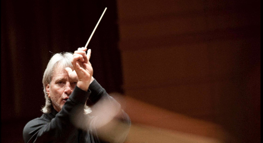 O maestro Carl St. Clair [Divulgação/Vern Evans]