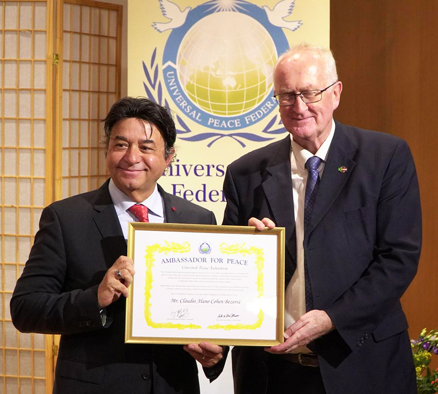 Claudio Cohen recebe a honraria das mãos do presidente da UPF, Peter Haider (divulgação)