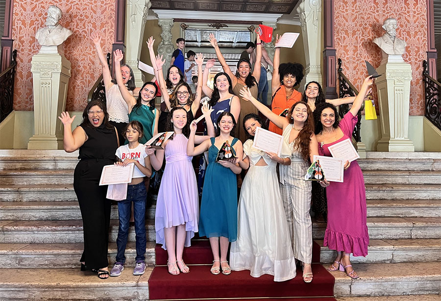 Foto feita após a premiação nas escadarias do Theatro da Paz, em Belém (reprodução Facebook)