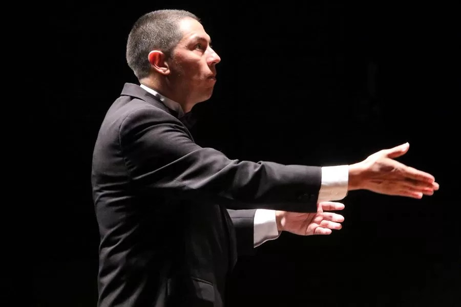 O maestro Hernán Sánchez Arteaga durante apresentação em Belo Horizonte [Divulgação/Paulo Lacerda]