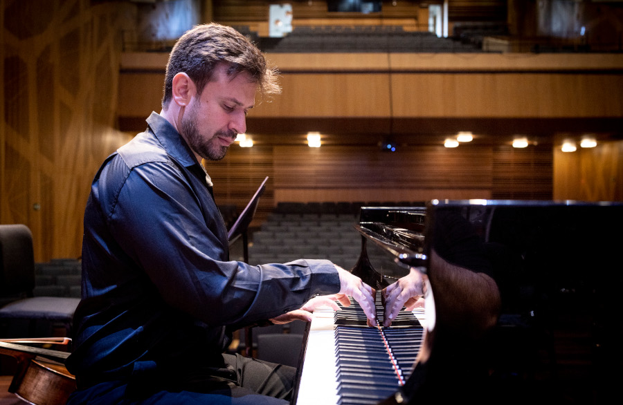 O pianista Cristian Budu [Divulgação/Daniel Ebendinger]
